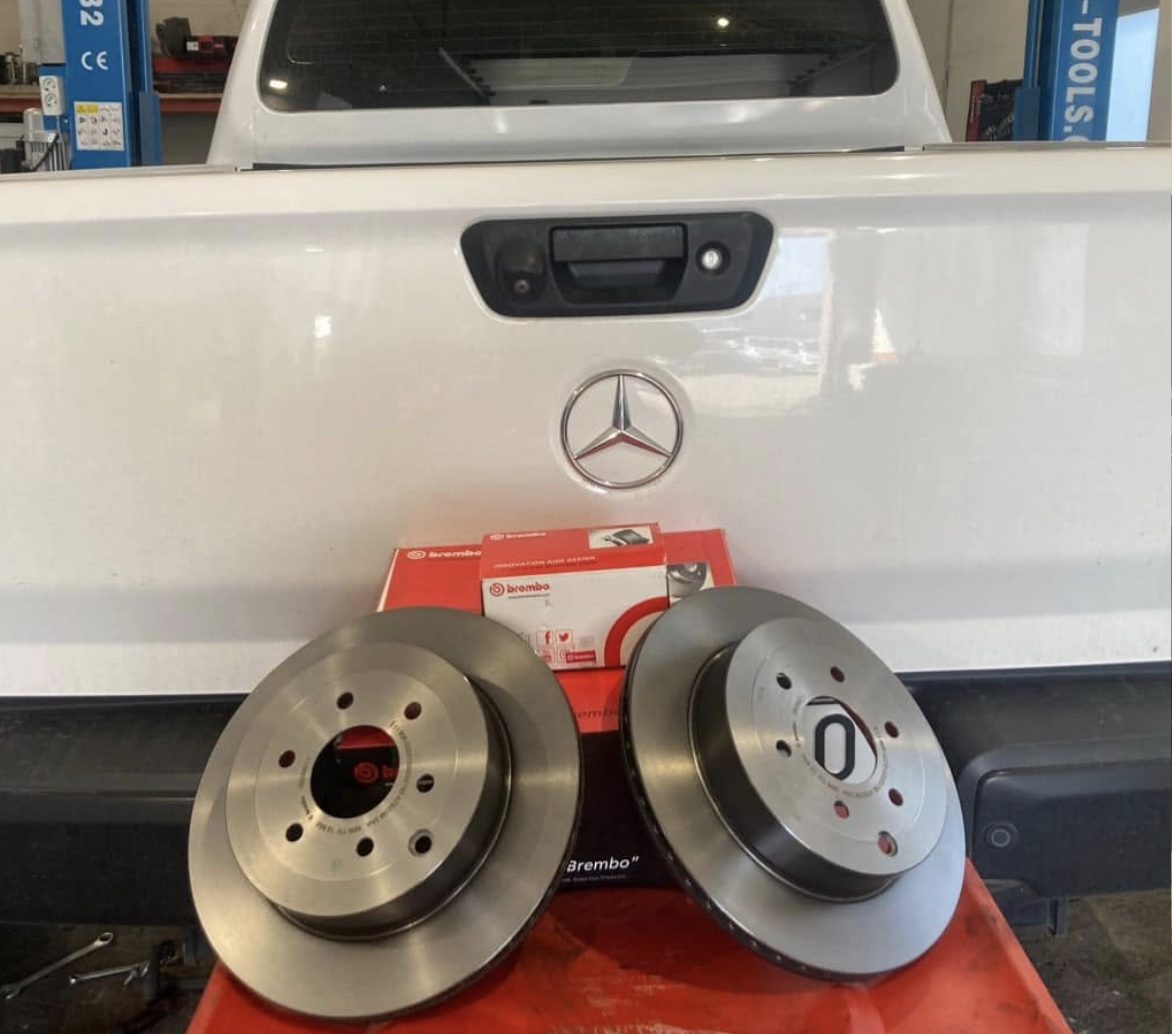 Brembo féktárcsák és fékbetét-készlet egy pickup hátsó ajtaja előtt